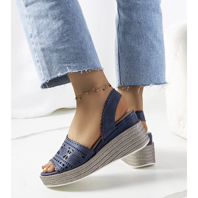 Námořnicky modré prolamované sandály na klínové Bibli námořnická modrá 2 Námořnicky modré prolamované sandály na klínové Bibli námořnická modrá 2