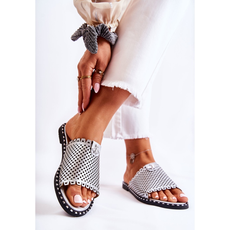 Vinceza Dámské prolamované pantofle se stříbrným froté ornamentem 2