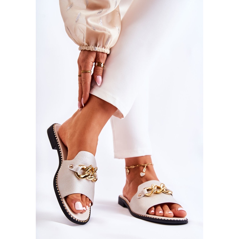 S.Barski Módní pantofle s řetízkem na plochém podpatku zlatá jemnost zlatý 2 S.Barski Módní pantofle s řetízkem na plochém podpatku zlatá jemnost zlatý 2