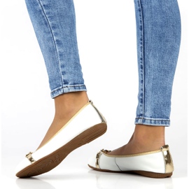 Kožené balerínky s řetízkem Filippo DP3709/22 bílé bílý 2