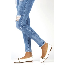 Kožené balerínky s řetízkem Filippo DP3709/22 bílé bílý 3