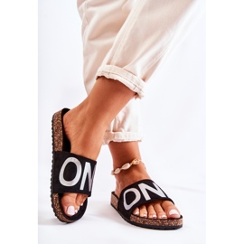 PE1 Klasické nazouvací pantofle s černo-stříbrným nápisem Bahari černá 2