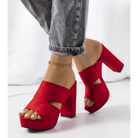 Červené žabky na sloupku rohu 1