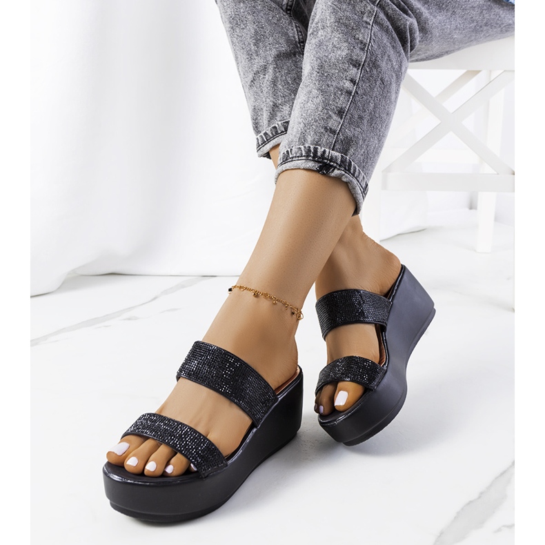 Černé pantofle na platformě Marlien černá 1