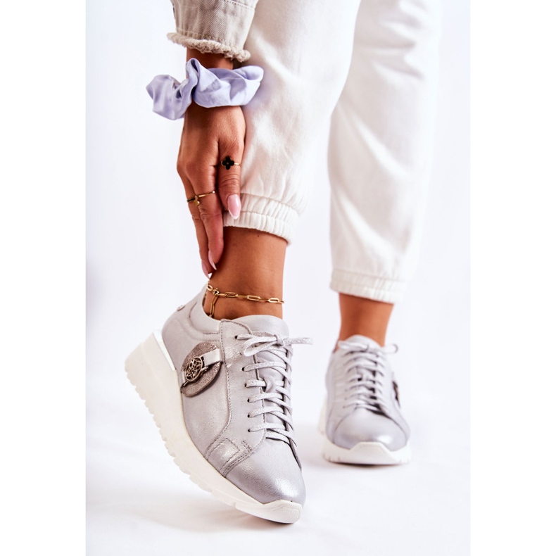 Kožená sportovní obuv na klínku Maciejka 05492-11 Stříbrná stříbrný 1 Kožená sportovní obuv na klínku Maciejka 05492-11 Stříbrná stříbrný 1