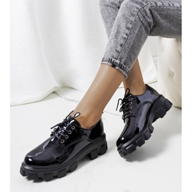 Černé lakované boty na traktorové podrážce Wind černý 1