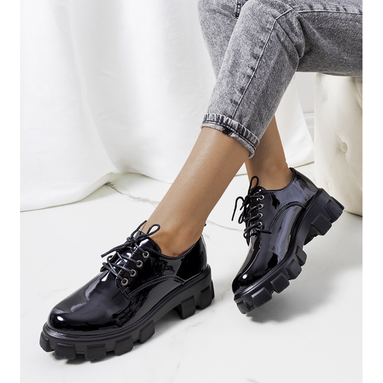 Černé lakované boty na traktorové podrážce Wind černá 1