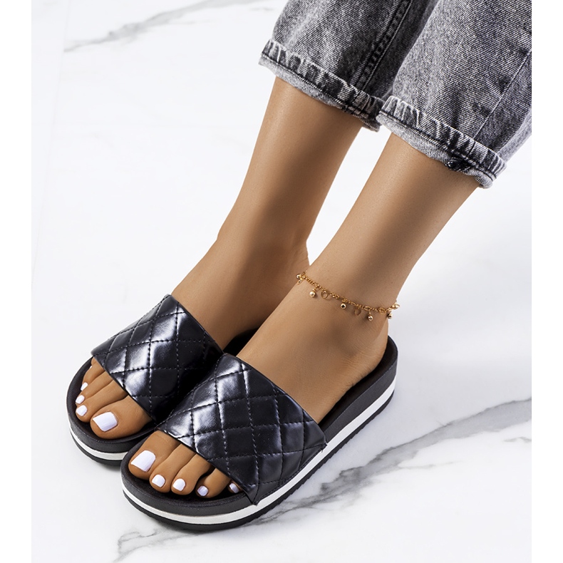 Černé prošívané pantofle Hassell černý 1