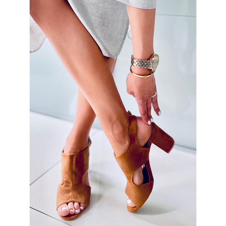 Prolamované sandály na vysokém podpatku Stacy Camel hnědý 1