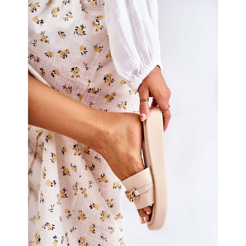 S.Barski Módní béžové pantofle Megosa s řetízkem béžový 1