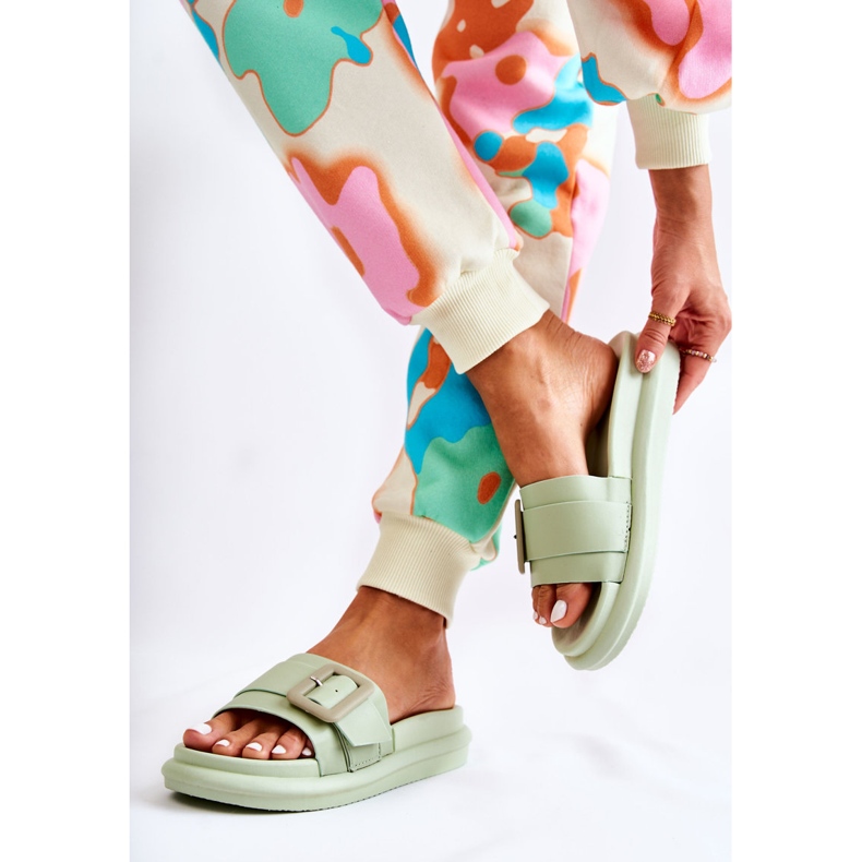 Dámské zelené pantofle se sponou Devia zelená 1