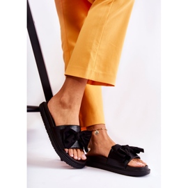 PJ1 Klasické dámské kožené pantofle s mašlí Černá Dessy 1