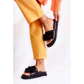 PJ1 Klasické dámské kožené pantofle s mašlí Černá Dessy 2