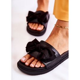 PJ1 Klasické dámské kožené pantofle s mašlí Černá Dessy 4