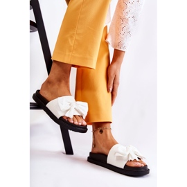 PJ1 Klasické dámské kožené pantofle s mašlí Bílé Dessy bílý 1