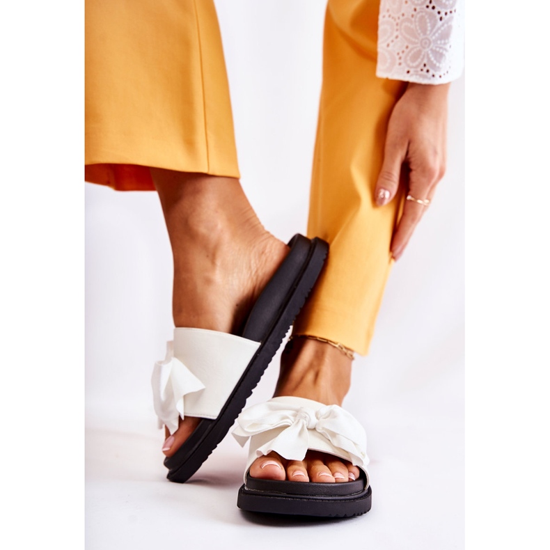 PJ1 Klasické dámské kožené pantofle s mašlí Bílé Dessy bílý 2