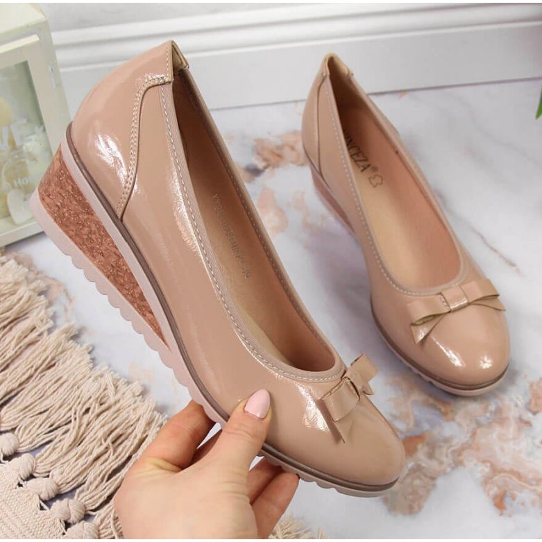 Lodičky na klínku béžové lakované W Vinceza 1