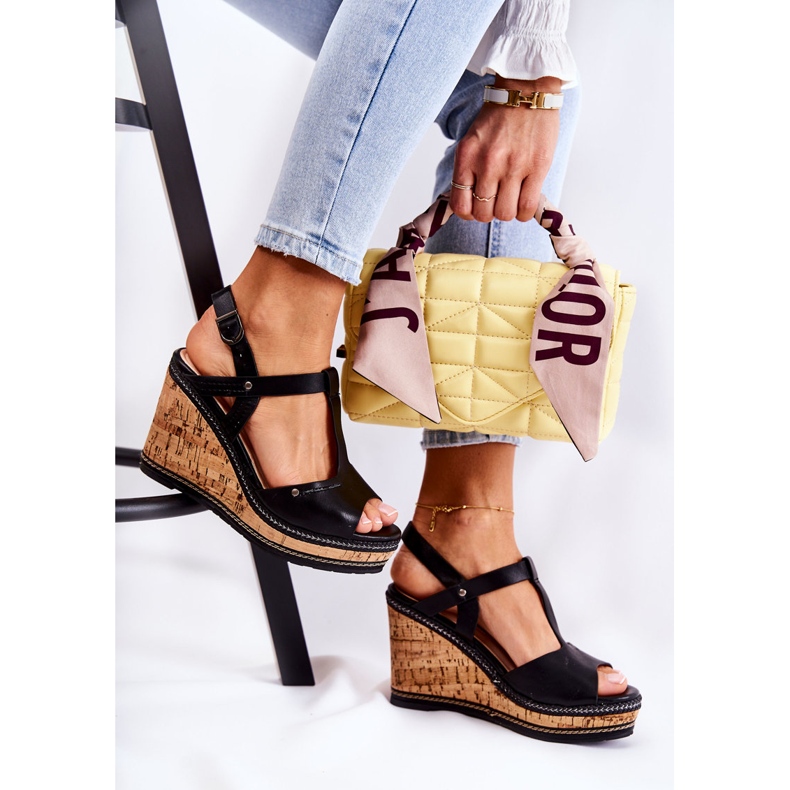 PG1 Klasické černé kožené sandály Valorin na klínu černá 2