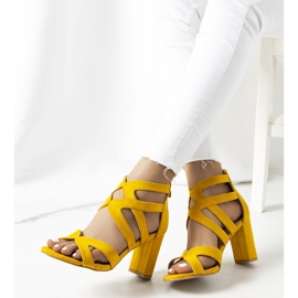 Žluté sandály na sloupku Maddox žlutá 1