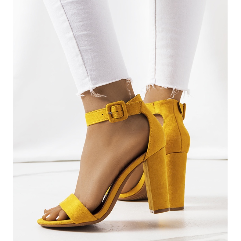 Žluté sandály na Hopkinsově sloupku žlutá 2