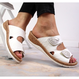 Bílé dámské kožené pantofle Rieker V7151-80 s klínky na suchý zip bílý 1