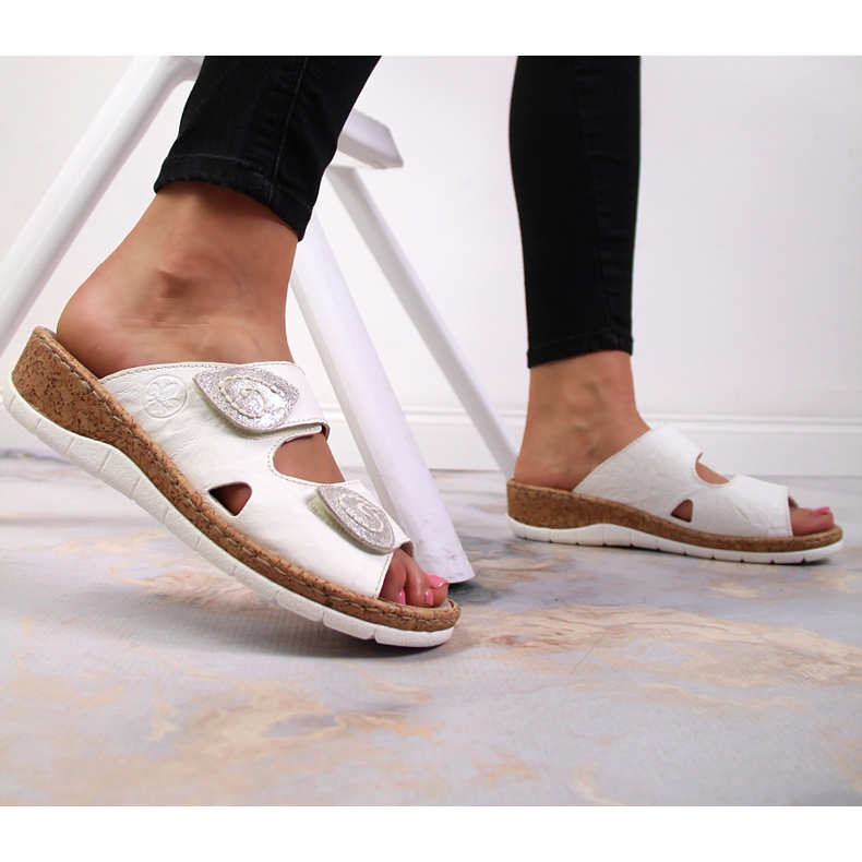 Bílé dámské kožené pantofle Rieker V7151-80 s klínky na suchý zip bílý 2