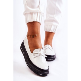 Vinceza Dámské lakované mokasíny na klínku bílý volán 1