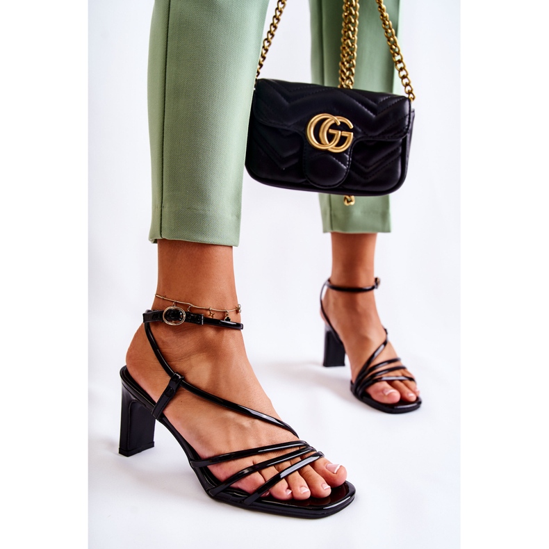 Klasické černé lakované sandály na podpatku Milani černá 2