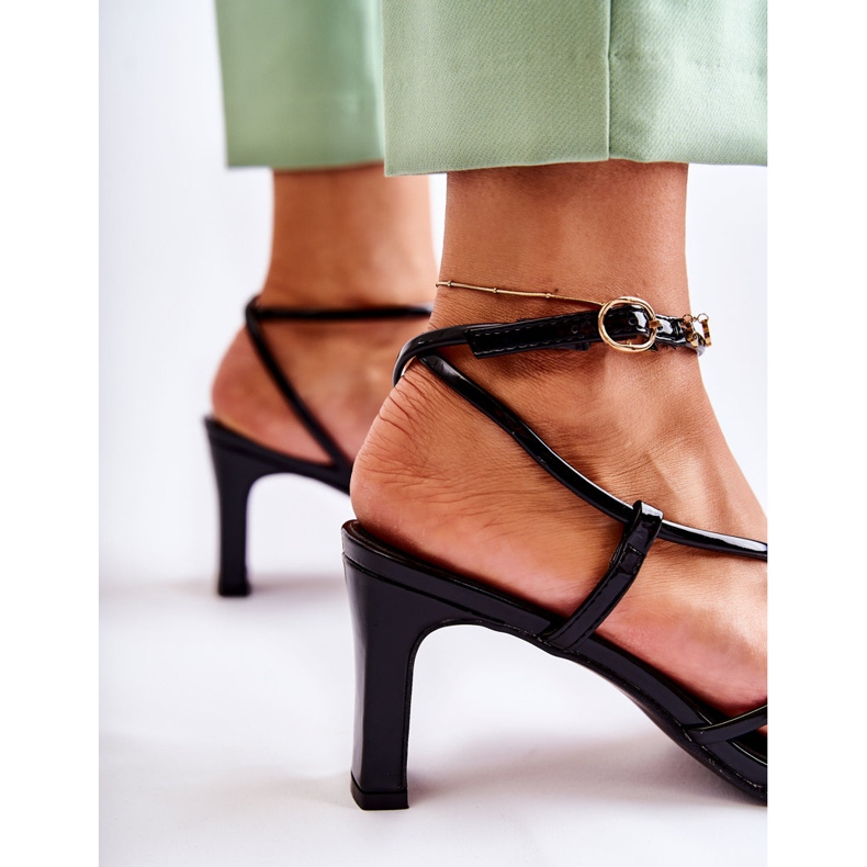 Klasické černé lakované sandály na podpatku Milani černá 1