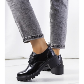 Černé boty na podpatku značky Vance černá 1