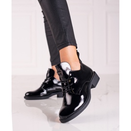 Elegantní černé lakované kozačky Vinceza černá 1