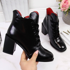 Černé lakované dámské kozačky Filippo na ozdobném podpatku černá 2