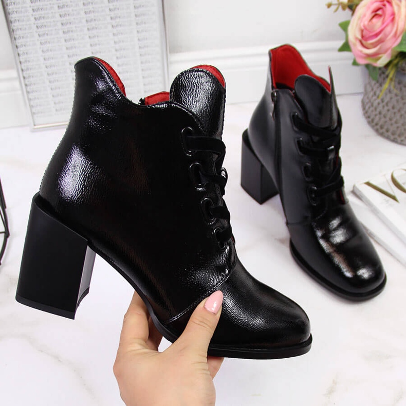 Černé lakované dámské kozačky Filippo na ozdobném podpatku černá 2