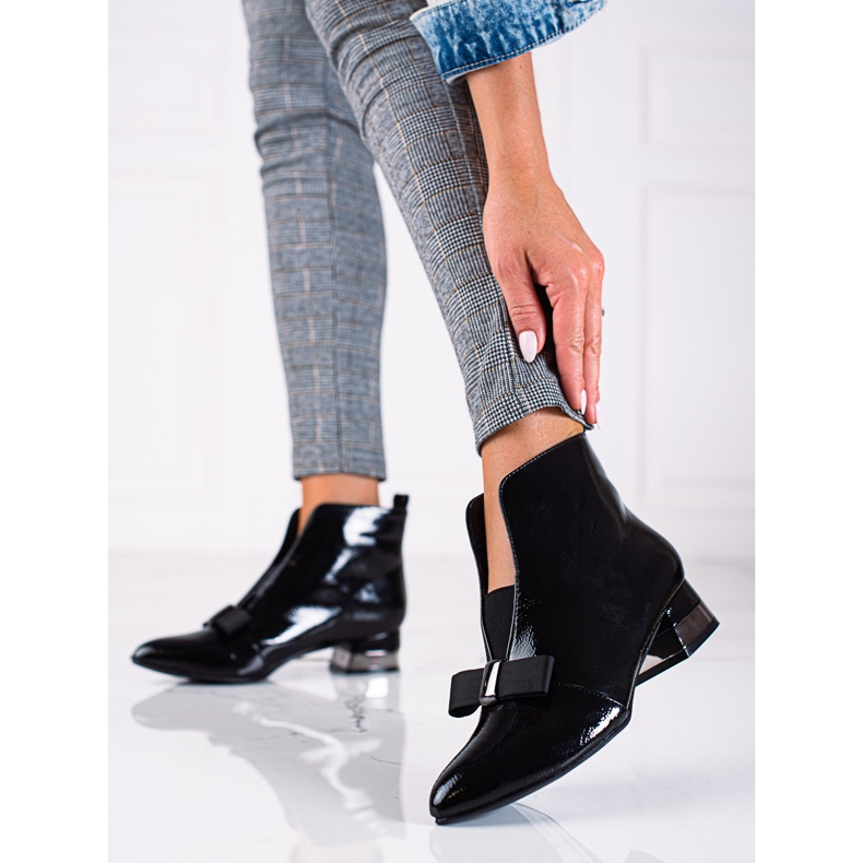 T.Sokolski Elegantní černé lakované dámské kozačky Sokolski černá 1