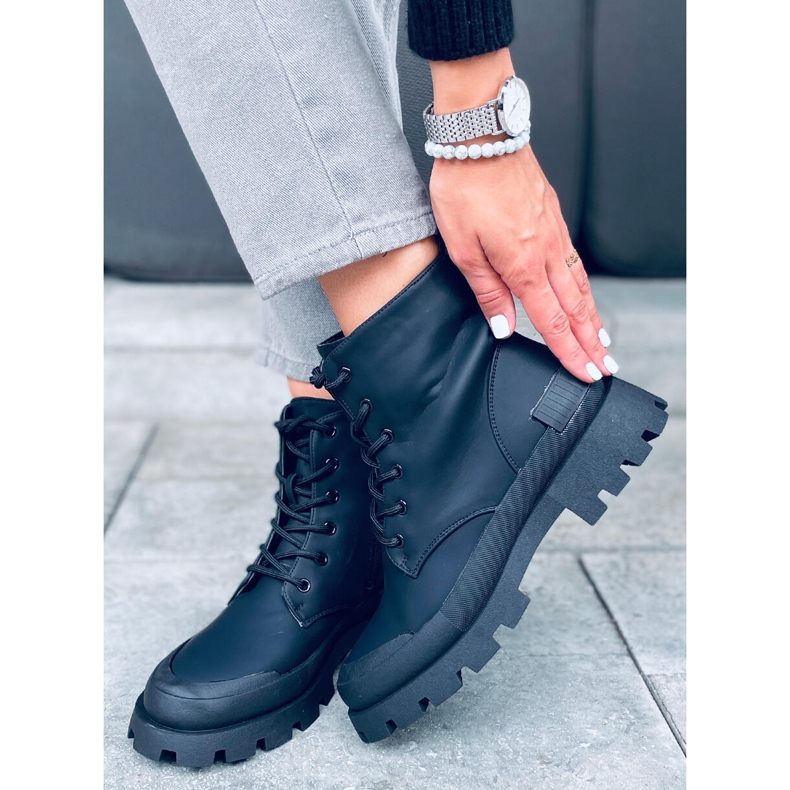 Černé trekové boty Arlen černá 1