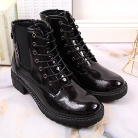 Dámské černé zateplené kozačky, lakované Vinceza černá 1