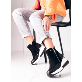 Černé sportovní dámské kozačky na bílém klínku Shelovet černá 2