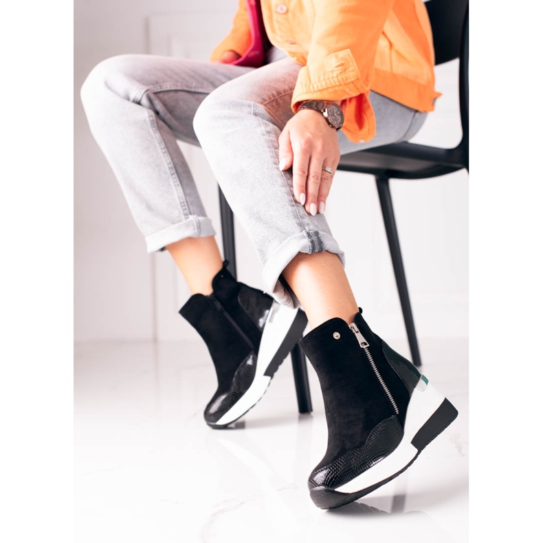 Černé sportovní dámské kozačky na bílém klínku Shelovet černá 2