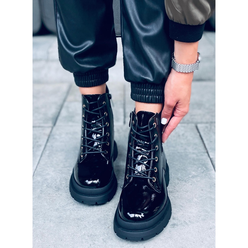 Lakované kotníkové boty s řetízkem Jake Black černá 1