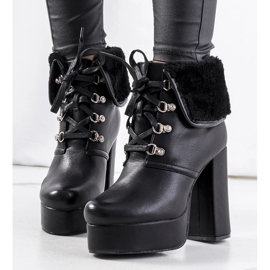 Černé boty na sloupku Madina černý 1