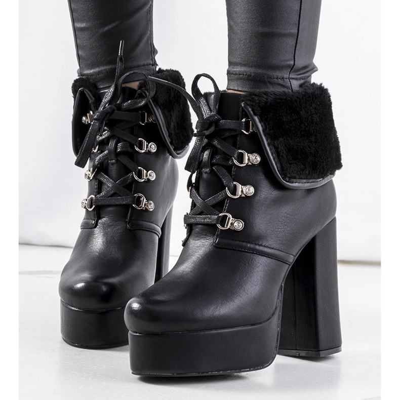 Černé boty na sloupku Madina černá 1