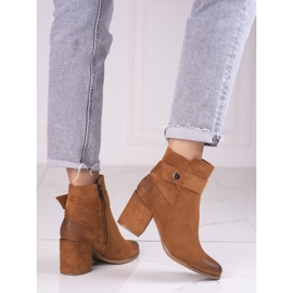 Hnědé dámské kozačky na sloupku z ekologického semiše Shelovet hnědý 1 Hnědé dámské kozačky na sloupku z ekologického semiše Shelovet hnědý 1