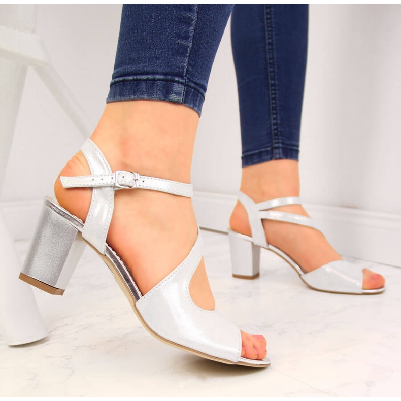 NATALII BRAT BUT Dámské stříbrné saténové kožené sandály značky Natalia Brat But stříbrný 2