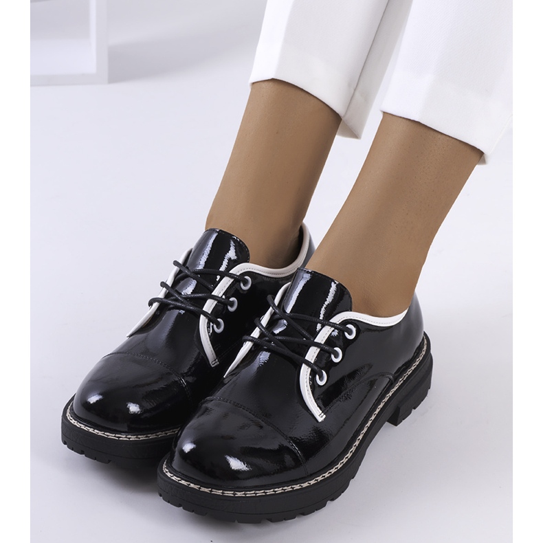 Černé lakované boty Kuzem černá 1