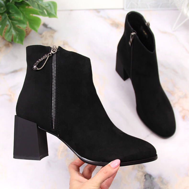 S.Barski Dámské kozačky na černém semišovém bloku značky S. Bararski černá 1