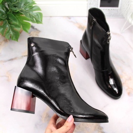 Dámské zateplené kozačky lakované s ozdobným podpatkem Potocki WOL98 černá 1 Dámské zateplené kozačky lakované s ozdobným podpatkem Potocki WOL98 černá 1