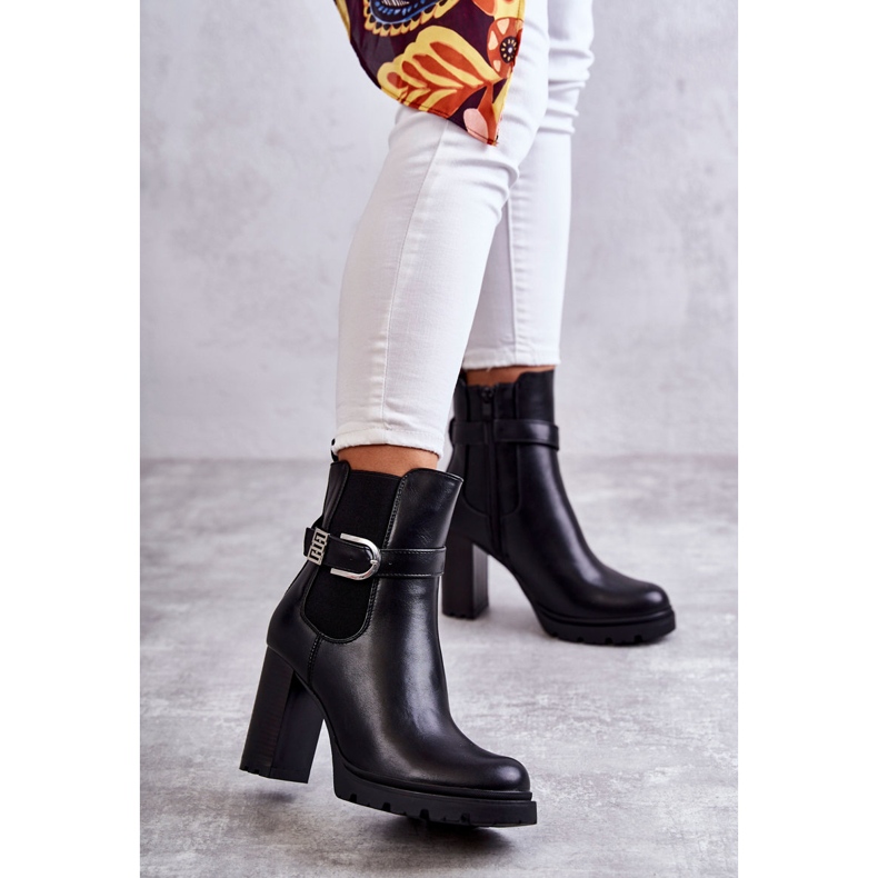 FE1 Černé kožené kozačky Maresol na sloupku s ozdobným páskem černá 1