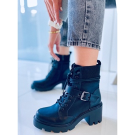 Černé šněrovací kozačky na podpatku značky Brooks černá 2