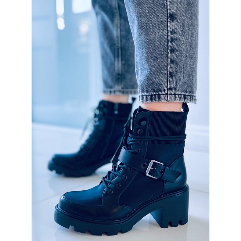 Černé šněrovací kozačky na podpatku značky Brooks černá 1