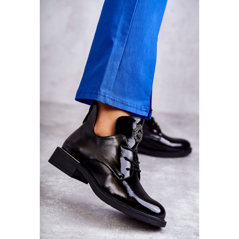 Vinceza Lakované šněrovací kozačky s výřezy Černá Fabiana 1